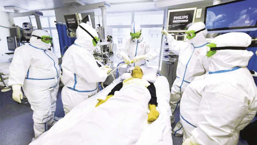أطباء يتابعون حالة أحد المصابين بالفيروس فى مستشفى بموسكو
