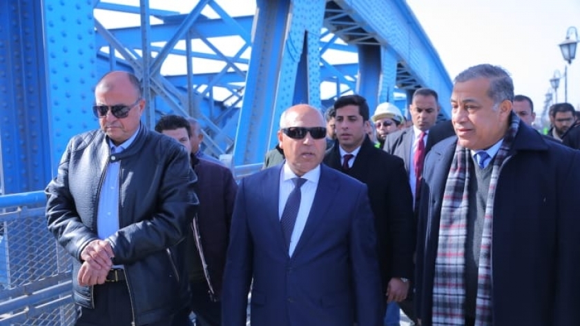 وزير النقل يتابع مشروع رفع كفاءة كوبري امبابة على النيل