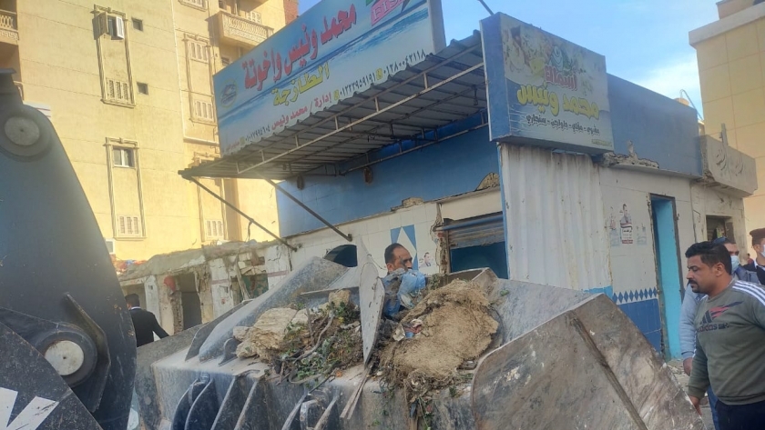 جانب من أعمال الإزالة بالسوق العشوائى بشارع التهريب بمدينة مرسى مطروح