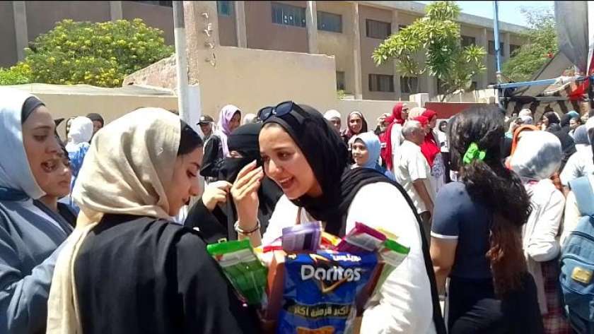 فرحة الطلاب بانتهاء الامتحانات في بورسعيد