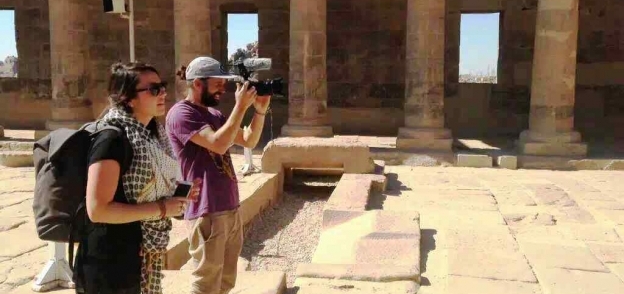 بالصور| التليفزيون الكندي يصور برنامجا تسجيليا عن السياحة في مصر بأسوان
