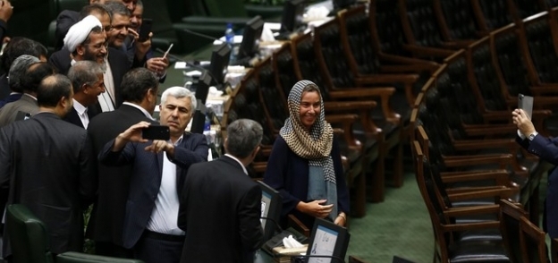 "سيلفي" النواب اللإيرانيين مع موغيريني