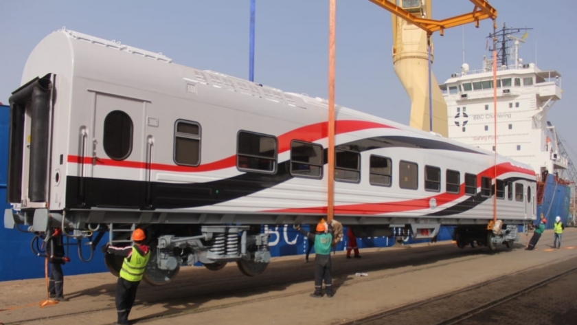 وزير النقل يعلن وصول 22 عربة قطارات ركاب جديدة إلى ميناء الإسكندرية