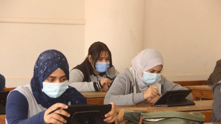 صورة لطالبات أولى ثانوي أثناء أداء إحدى الاختبارات