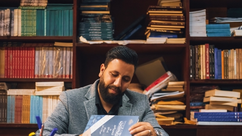 الكاتب والروائي أسامة عبدالعال