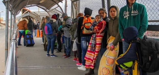 مهاجرون من كوبا وأمريكا الوسطى ينتظرون على الحدود المكسيكية الأمريكية