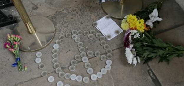 بالصور| البريطانيون يضعون الزهور أمام سفارة فرنسا بلندن تكريما لضحايا "نيس"