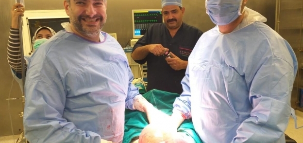 فريق طبي بمستشفى مصر للطيران ينجح في استئصال ورم يزن ٧ كجم من رحم سيده