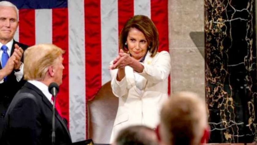 الرئيس الأمريكي دونالد ترامب ورئيسة مجلس النواب نانسي بيلوسي في صورة أثارت جدلا بالبلاد