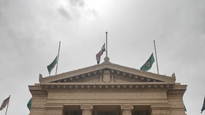 جامعة القاهرة تنكس الأعلام