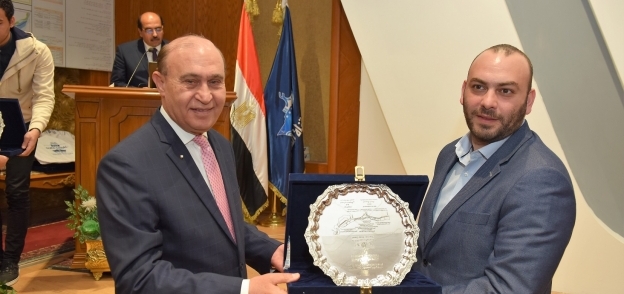 مميش يستقبل نائب وزير الاقتصاد اليوناني ورئيس اتحاد الصناعات المصرية ويعرض فرص الاستثمار بالمنطقة الاقتصادية .