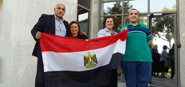 بالصور| تزايد أعداد الناخبين المصريين بالإمارات اليوم وبدء عمليات الفرز