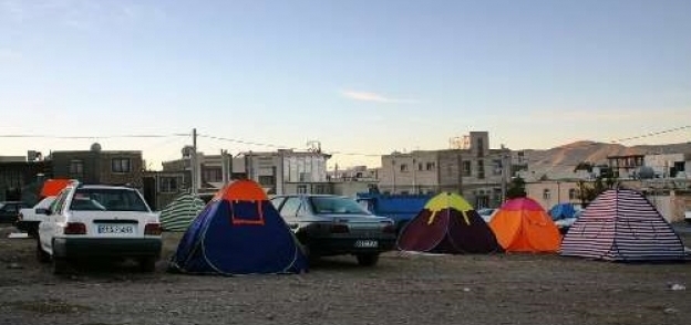 الناس تهرع إلى المخيمات بعد الزلزال المدمر