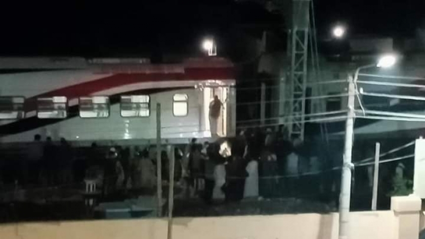 خروج عربة قطار عن القضبان بسوهاج.. والتحفظ على السائق ومساعده (صور)