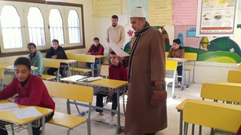 رئيس منطقة مطروح الأزهرية خلال متابعة لجان امتحانات الثانوي بمعهد مطروح