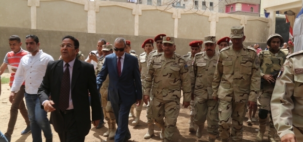 بالصور| محافظ قنا ومساعد قائد الجيش الثالث يتفقدان سير الانتخابات