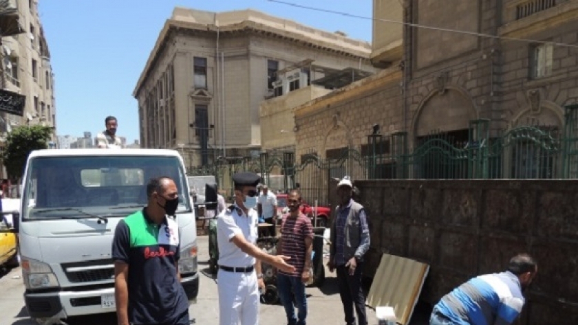 أمن الإسكندرية يشن حملات بمحيط ميدان محطة مصر لرفع الإشغالات
