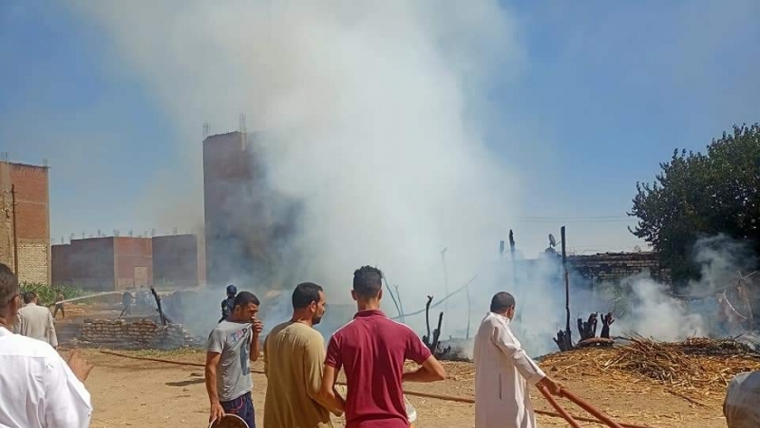 السيطرة على حريق تجمع قمامة وحشائش في بني سويف (صور)