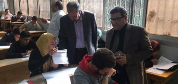 بالصور| نائب رئيس جامعة الزقازيق يتفقد لجان الامتحانات