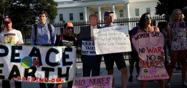 متظاهرون أميركيون "ضد الحرب" مع كوريا الشمالية