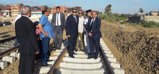 محافظ الإسكندرية  يتفقد موقع حادث قطاري خورشيد للتأكد ورفع كفاءة قضبان السكك الحديدية بالمنطقة