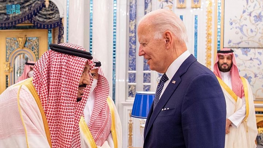 الرئيس الأمريكي بايدن خلال لقائه الملك سلمان في السعودية