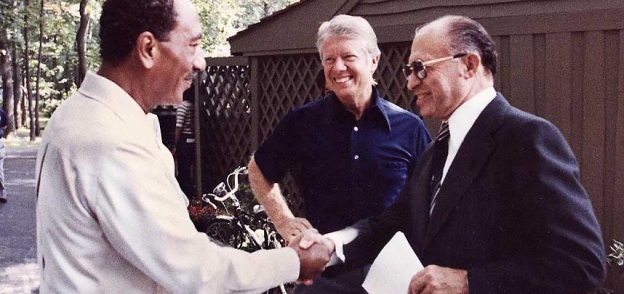 الرئيس أنور السادات ورئيس الوزراء الإسرائيلي مناحم بيجن والرئيس الأمريكي جيمي كارتر أثناء مفاوضات "كامب ديفيد"