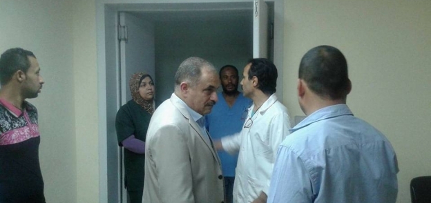 سكرتيرعام محافظة الوادي الجديد يفاجئ مستشفى الخارجة العام ويحيل المقصرين للتحقيق