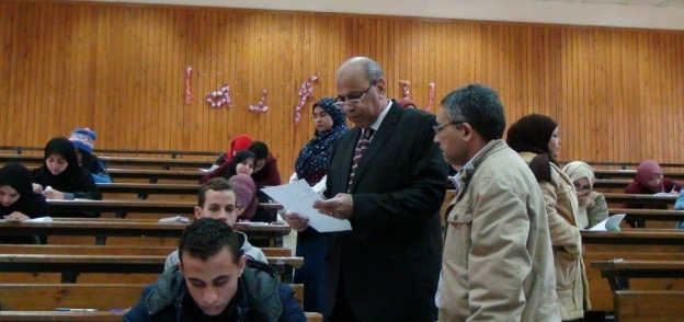 رئيس جامعة المنيا يتابع الامتحانات
