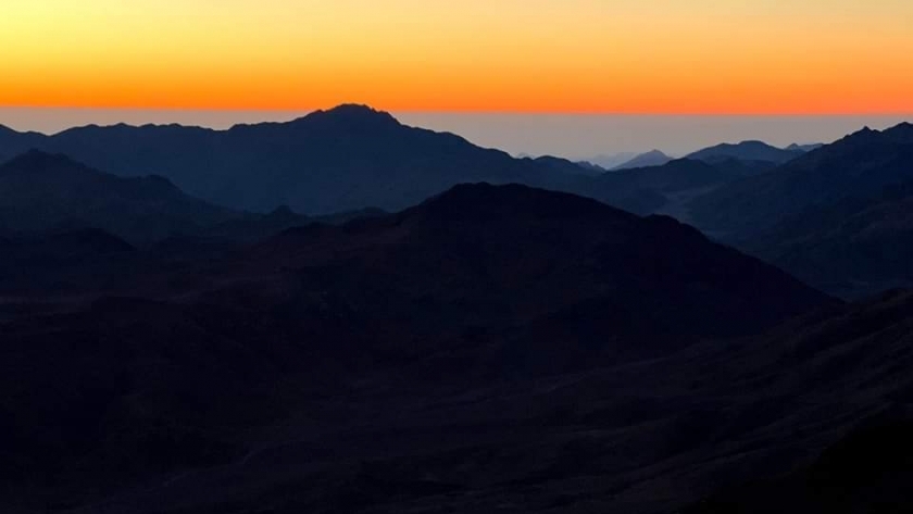 شروق الشمس من فوق قمة جبل موسي