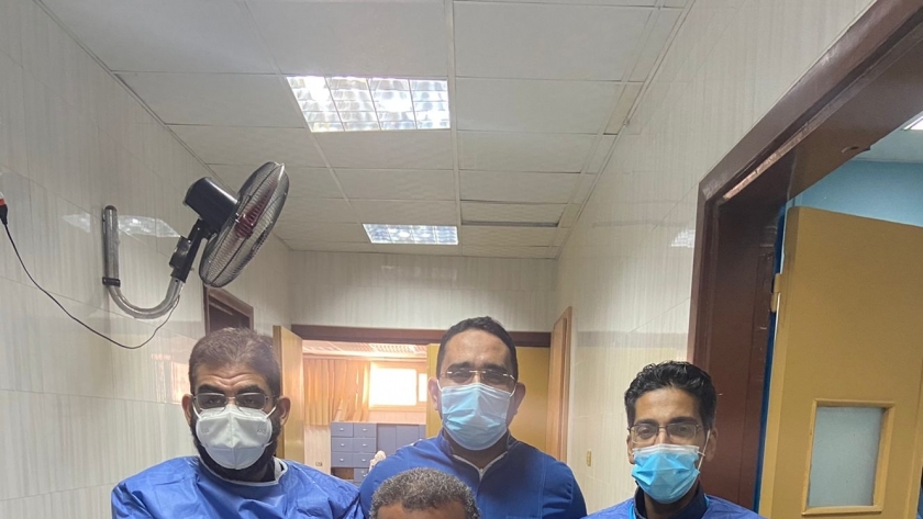 الفريق الطبي بمستشفي سوهاج الجامعي بعد إنقاذ ساق مريض من البتر