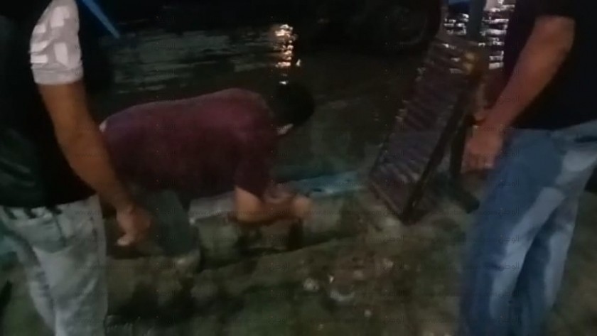 عمال مجلس مدينةومرسى مطروح يطهرون شنايش صرف الأمطار بالشوارع