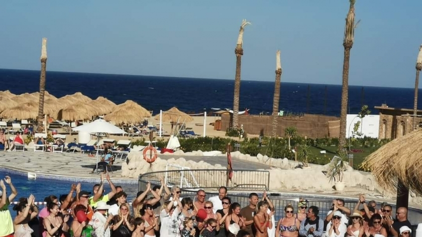 سياح أجانب خلال تواجدهم على الشواطئ المصرية