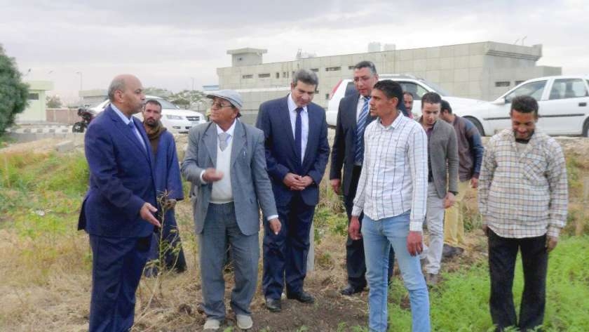 رئيس جامعة المنيا يزور ارض النباتات