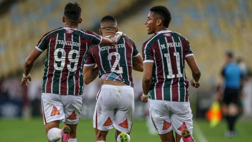 لاعبون من نادي فلومينينسي البرازيلي يحتلفون بهدف