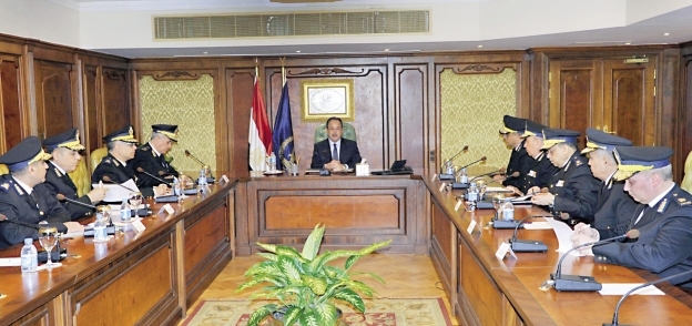وزير الداخلية خلال اجتماعه مع مساعديه