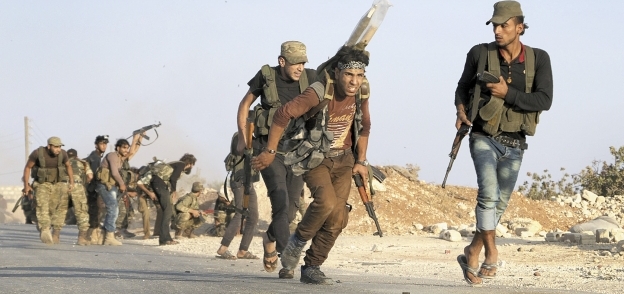 عناصر من الجيش الحر أثناء هجومهم على «داعش» فى سوريا 