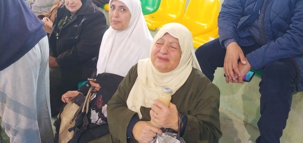 سيدة مسنة تدمع من فرحتها بقبولها في قرعة الحج الداخلية فى الإسكندرية