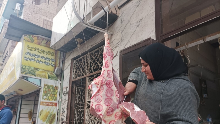 أمينة أجدع جزارة في سوق اللحمة بالدقهلية