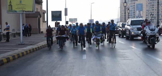 وزير الشباب ومحافظ الإسكندرية يقودان الدراجة علي كورنيش الإسكندرية