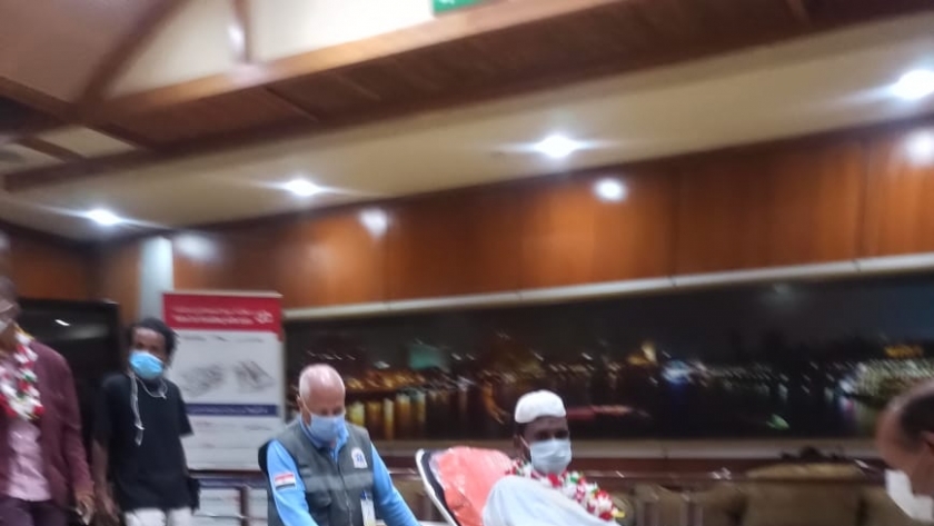 رئيس وزراء السودان يصل القاهرة والمطار يواصل إستقبال مصابي الثورة السودانية