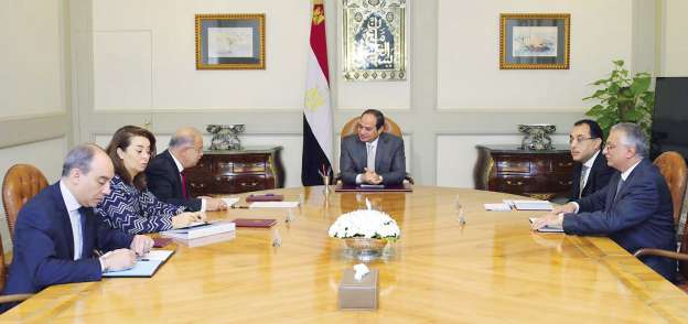الرئيس خلال اجتماعه مع رئيس الحكومة وعدد من الوزراء