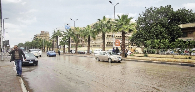 شارع الهرم خالٍ من المارة بسبب الصقيع والأمطار