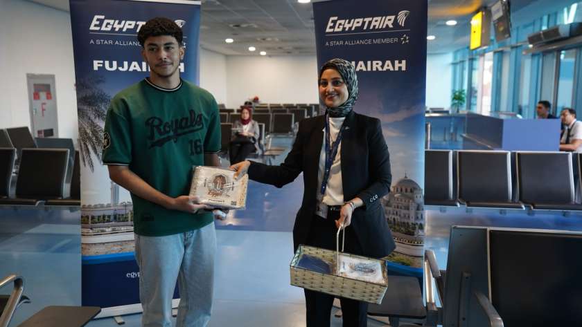 هدايا تذكارية تقدمها مصر للطيران لركاب أولى رحلاتها لإمارة الفجيرة