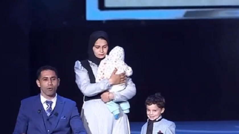 أحمد حسنى عبدربه مع زوجته وأبنائه
