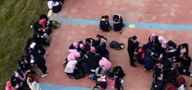 اعتصام طلاب مدارس المتفوقين في جمصة.. والمسؤولون يهددونهم بتخفيض وجبات الطعام