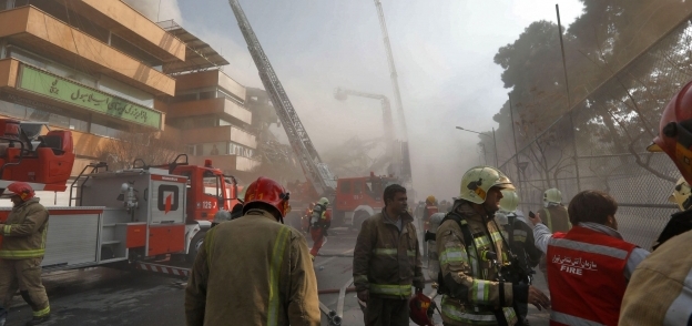 بالصور| مقتل 30 إطفائيا في انهيار بناية شاهقة إثر حريق بطهران