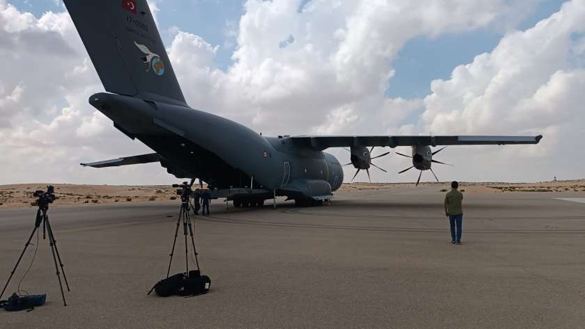 طائرات المساعدات لأهالي غزة تتدفق على مطار العريش