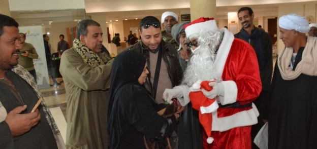 بابا نويل يوزع الهدايا على المرضي