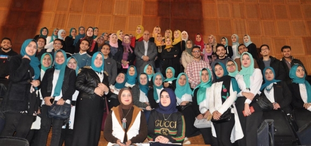 رئيس جامعة كفر الشيخ يبحث إستعدادات اسبوع شباب الجامعات مع لجنة التنظيم